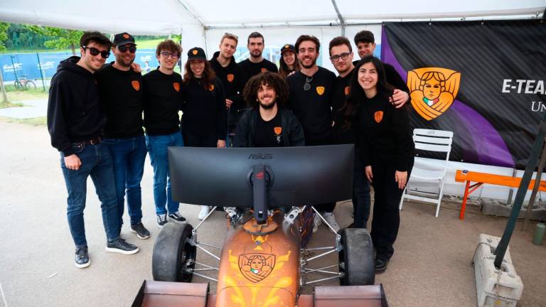 Imola, la Ferrari in pole scalda un pubblico di appassionati veri che hanno riempito pit lane e tribune GALLERY Imola, la Ferrari in pole scalda un pubblico di appassionati veri che hanno riempito pit lane e tribune GALLERY