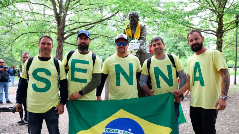 Imola, tifosi in pista con i colori del Brasile e tanta commozione per rendere omaggio ad Ayrton Senna fin dalle prime ore del mattino VIDEO GALLERY Imola, tifosi in pista con i colori del Brasile e tanta commozione per rendere omaggio ad Ayrton Senna fin dalle prime ore del mattino VIDEO GALLERY