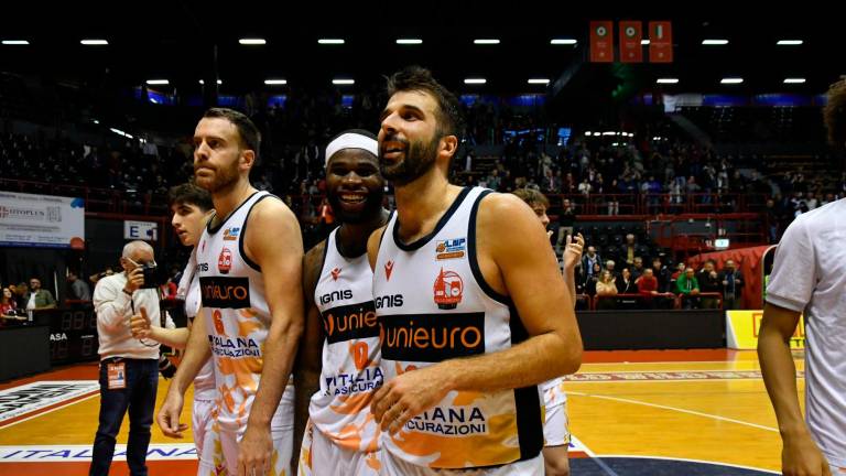 L’Unieuro Forlì festeggia la vittoria su Mestre (foto Fabio Blaco) L’Unieuro Forlì festeggia la vittoria su Mestre (foto Fabio Blaco)