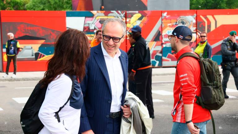 Imola, tifosi in pista con i colori del Brasile e tanta commozione per rendere omaggio ad Ayrton Senna fin dalle prime ore del mattino VIDEO GALLERY Imola, tifosi in pista con i colori del Brasile e tanta commozione per rendere omaggio ad Ayrton Senna fin dalle prime ore del mattino VIDEO GALLERY