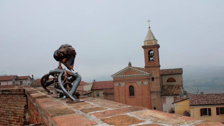Un’opera Mutoid ora svetta sulle mura della rocca di Montiano Un’opera Mutoid ora svetta sulle mura della rocca di Montiano