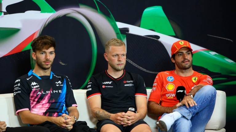 Imola, la Formula 1 è arrivata inaugurata la nuova Fanzone, paddock in piena attività e chiavi della città a Domenicali GALLERY Imola, la Formula 1 è arrivata inaugurata la nuova Fanzone, paddock in piena attività e chiavi della città a Domenicali GALLERY