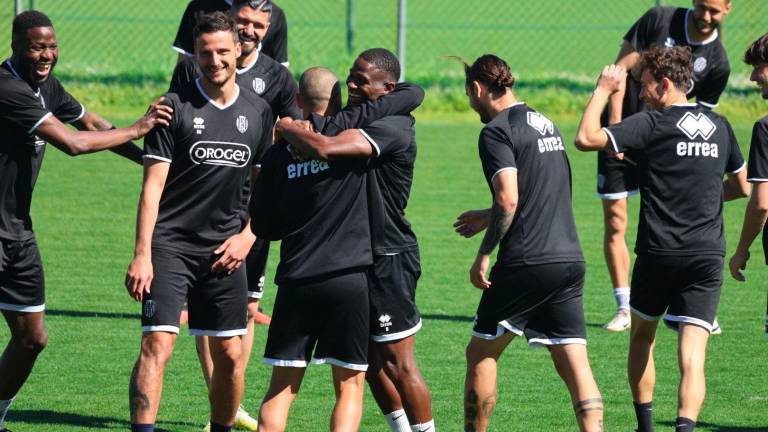 Cesena. Primo allenamento dopo la promozione in B con tanti bambini VIDEO GALLERY Cesena. Primo allenamento dopo la promozione in B con tanti bambini VIDEO GALLERY