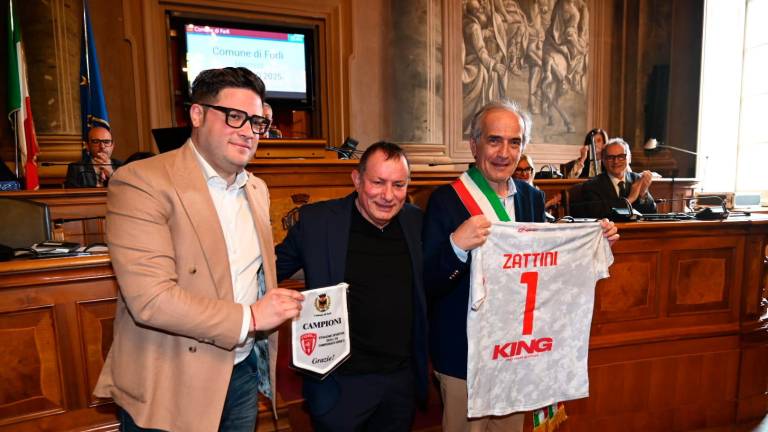 L’assessore Kevin Bravi, il presidente biancorosso Gianfranco Cappelli e il sindaco Gianluca Zattini (foto Fabio Blaco) L’assessore Kevin Bravi, il presidente biancorosso Gianfranco Cappelli e il sindaco Gianluca Zattini (foto Fabio Blaco)
