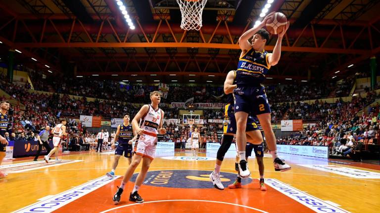 L’Unieuro debutta vincendo ai play-off: nel finale tutto il palazzo canta “Romagna mia” VIDEO GALLERY