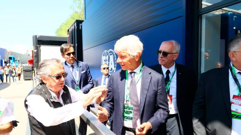 Giancarlo Minardi con il ministro dello Sport Andrea Abodi all’ultimo Gp di Imola Giancarlo Minardi con il ministro dello Sport Andrea Abodi all’ultimo Gp di Imola