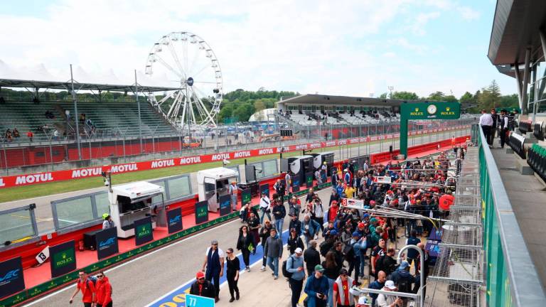 Imola, la Ferrari in pole scalda un pubblico di appassionati veri che hanno riempito pit lane e tribune GALLERY Imola, la Ferrari in pole scalda un pubblico di appassionati veri che hanno riempito pit lane e tribune GALLERY