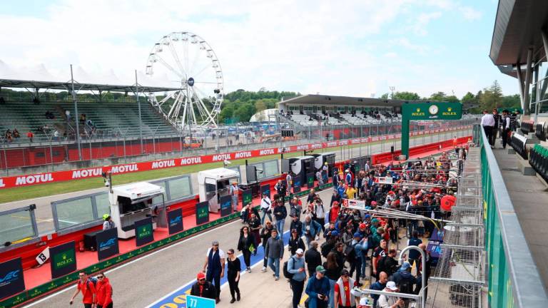 Imola, la Ferrari in pole scalda un pubblico di appassionati veri che hanno riempito pit lane e tribune GALLERY