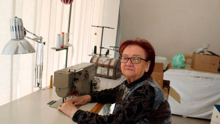 Aldina Avanzi davanti a una delle sue macchine da cucire Aldina Avanzi davanti a una delle sue macchine da cucire