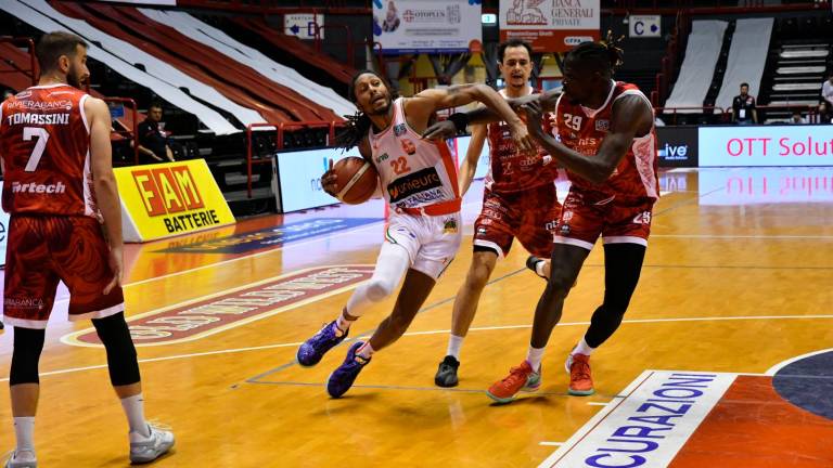 RivieraBanca vince il derby di Forlì e vola in finale (64-76) RivieraBanca vince il derby di Forlì e vola in finale (64-76)