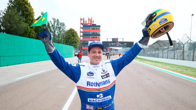 Imola, tifosi in pista con i colori del Brasile e tanta commozione per rendere omaggio ad Ayrton Senna fin dalle prime ore del mattino VIDEO GALLERY Imola, tifosi in pista con i colori del Brasile e tanta commozione per rendere omaggio ad Ayrton Senna fin dalle prime ore del mattino VIDEO GALLERY