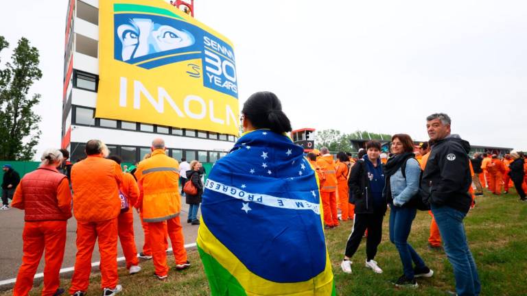Imola, tifosi in pista con i colori del Brasile e tanta commozione per rendere omaggio ad Ayrton Senna fin dalle prime ore del mattino VIDEO GALLERY Imola, tifosi in pista con i colori del Brasile e tanta commozione per rendere omaggio ad Ayrton Senna fin dalle prime ore del mattino VIDEO GALLERY