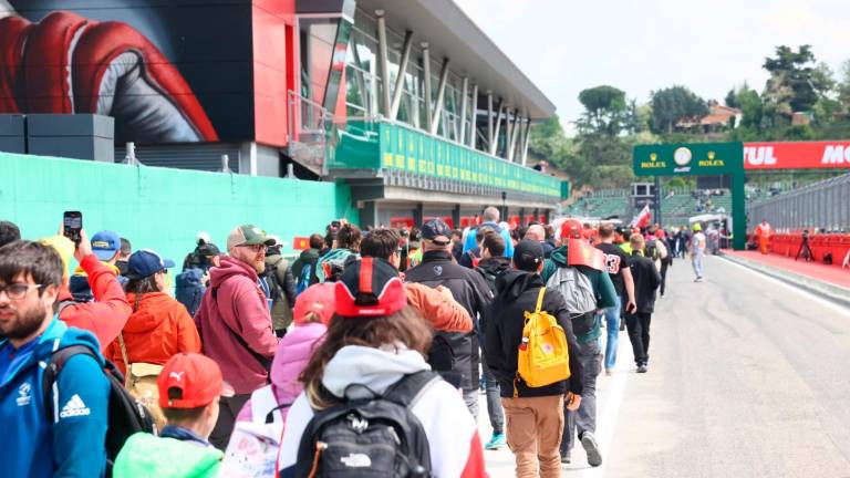 Imola, la Ferrari in pole scalda un pubblico di appassionati veri che hanno riempito pit lane e tribune GALLERY Imola, la Ferrari in pole scalda un pubblico di appassionati veri che hanno riempito pit lane e tribune GALLERY