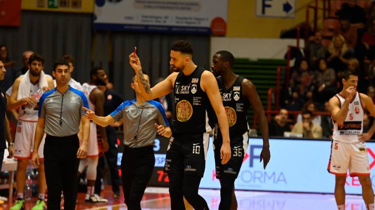 Basket A2, Unieuro multata di 1.327 euro per l’accendino contro Gaspardo. Nicosanti: “Ci vuole rispetto per chi lavora in campo” Basket A2, Unieuro multata di 1.327 euro per l’accendino contro Gaspardo. Nicosanti: “Ci vuole rispetto per chi lavora in campo”