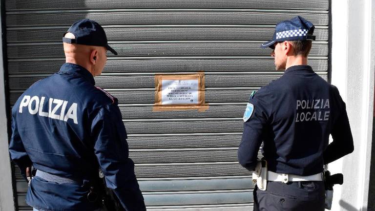 “Fate piano che passa la via Crucis”: poliziotti aggrediti, bar chiuso 15 giorni a Cesena “Fate piano che passa la via Crucis”: poliziotti aggrediti, bar chiuso 15 giorni a Cesena