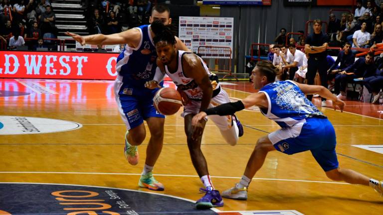 Demonte Harper scappa via al raddoppio della difesa di Ruvo foto blaco Demonte Harper scappa via al raddoppio della difesa di Ruvo foto blaco