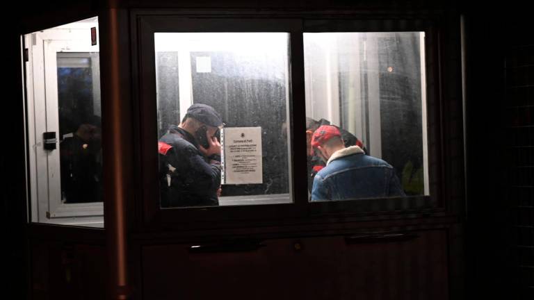 I due tifosi che sono stati fermati dai Carabinieri al palazzetto di Forlì (foto Fabio Blaco) I due tifosi che sono stati fermati dai Carabinieri al palazzetto di Forlì (foto Fabio Blaco)