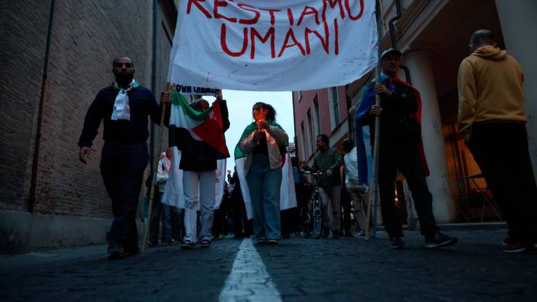 In più di 300 alla manifestazione per la pace tra Israele e Palestina in centro a Cesena In più di 300 alla manifestazione per la pace tra Israele e Palestina in centro a Cesena