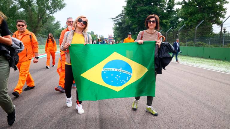 E’ iniziato il lungo Senna Day in autodromo (Foto e video Mauro Monti Mmph) E’ iniziato il lungo Senna Day in autodromo (Foto e video Mauro Monti Mmph)