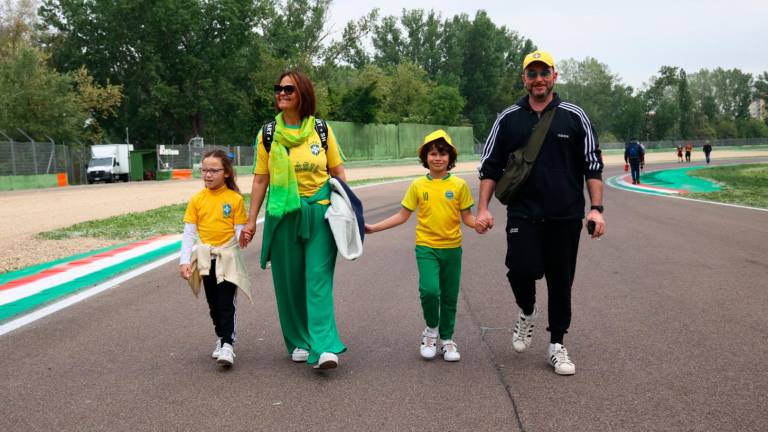 Imola, tifosi in pista con i colori del Brasile e tanta commozione per rendere omaggio ad Ayrton Senna fin dalle prime ore del mattino VIDEO GALLERY Imola, tifosi in pista con i colori del Brasile e tanta commozione per rendere omaggio ad Ayrton Senna fin dalle prime ore del mattino VIDEO GALLERY
