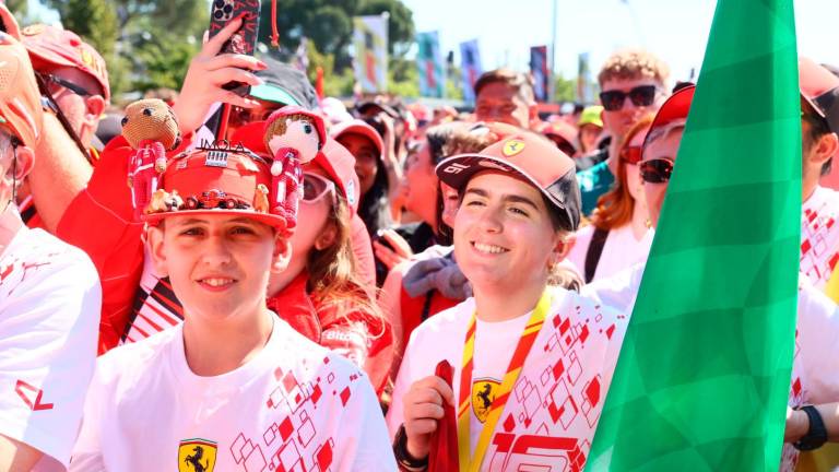“Ciao come state?”: il delirio del popolo Ferrari per Hamilton e Leclerc a Imola - Gallery “Ciao come state?”: il delirio del popolo Ferrari per Hamilton e Leclerc a Imola - Gallery
