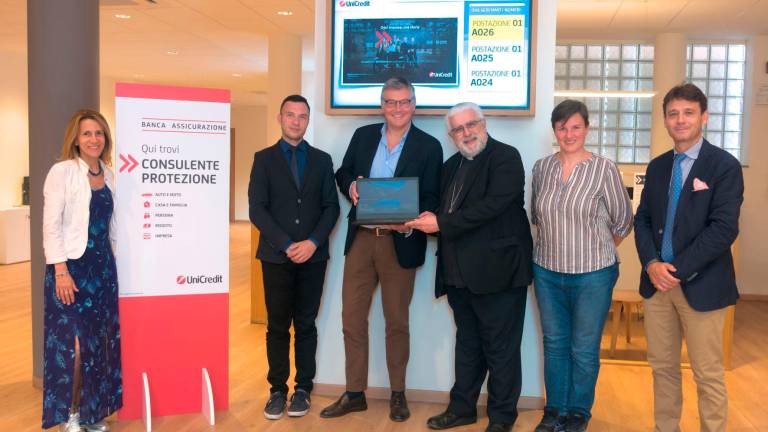 Unicredit dona 25 computer alla Caritas di Lugo per aiutare gli alluvionati Unicredit dona 25 computer alla Caritas di Lugo per aiutare gli alluvionati