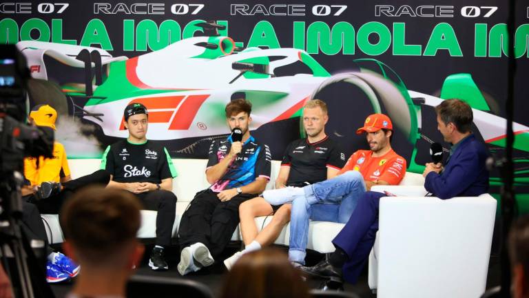 Imola, la Formula 1 è arrivata inaugurata la nuova Fanzone, paddock in piena attività e chiavi della città a Domenicali GALLERY Imola, la Formula 1 è arrivata inaugurata la nuova Fanzone, paddock in piena attività e chiavi della città a Domenicali GALLERY