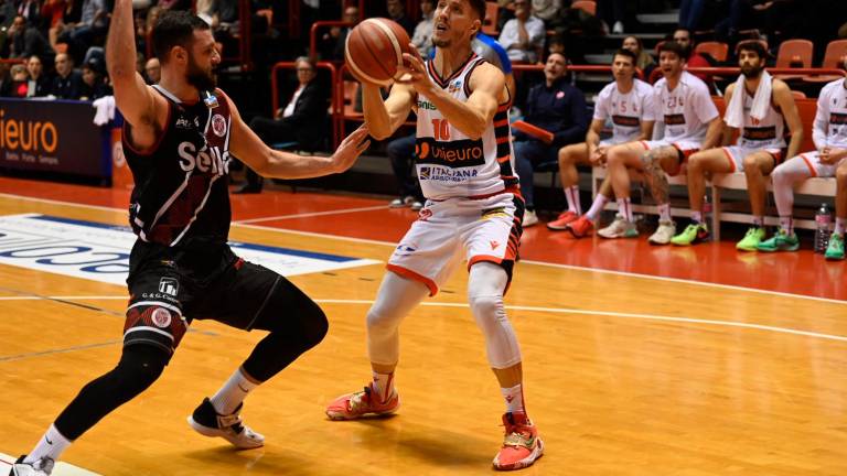 Basket A2, tutto merito dell’Unieuro se battere Cento è sembrato facile - Gallery Basket A2, tutto merito dell’Unieuro se battere Cento è sembrato facile - Gallery