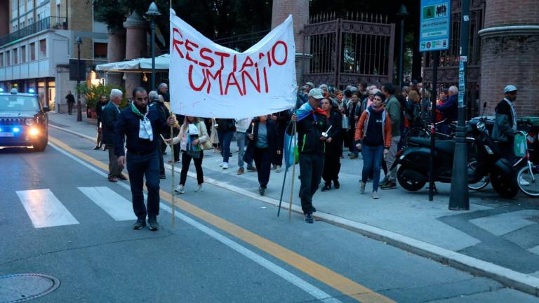 In più di 300 alla manifestazione per la pace tra Israele e Palestina in centro a Cesena In più di 300 alla manifestazione per la pace tra Israele e Palestina in centro a Cesena