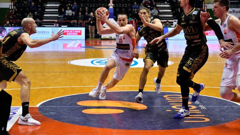 L’Unieuro la spunta col brivido contro Cremona (83-82) - VIDEO GALLERY L’Unieuro la spunta col brivido contro Cremona (83-82) - VIDEO GALLERY
