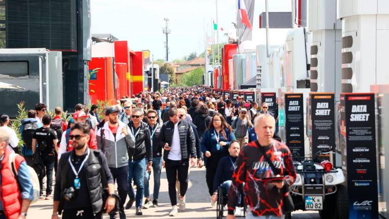 Imola, la Ferrari in pole scalda un pubblico di appassionati veri che hanno riempito pit lane e tribune GALLERY Imola, la Ferrari in pole scalda un pubblico di appassionati veri che hanno riempito pit lane e tribune GALLERY