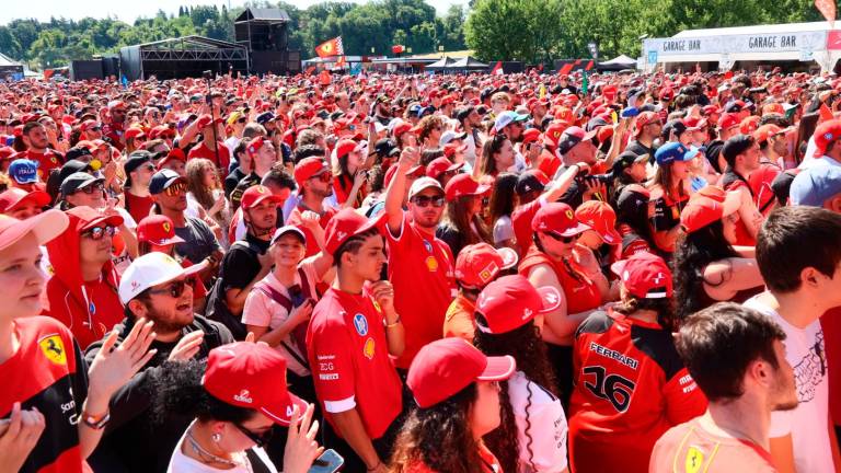 “Ciao come state?”: il delirio del popolo Ferrari per Hamilton e Leclerc a Imola - Gallery “Ciao come state?”: il delirio del popolo Ferrari per Hamilton e Leclerc a Imola - Gallery