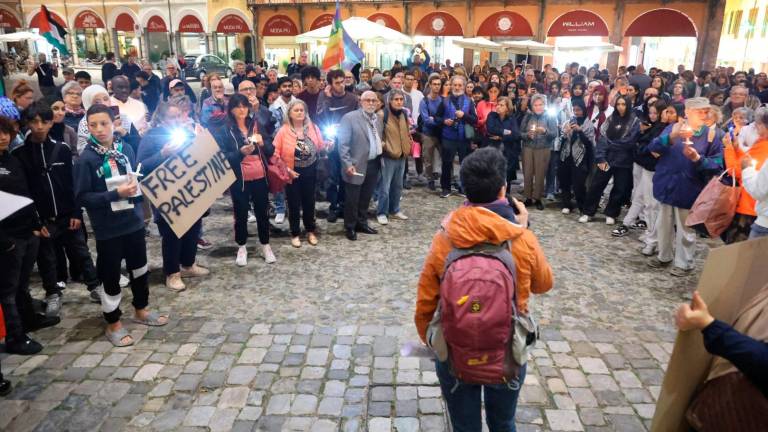 In più di 300 alla manifestazione per la pace tra Israele e Palestina in centro a Cesena In più di 300 alla manifestazione per la pace tra Israele e Palestina in centro a Cesena