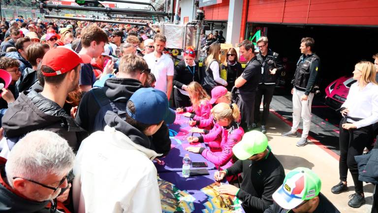 Imola, la Ferrari in pole scalda un pubblico di appassionati veri che hanno riempito pit lane e tribune GALLERY Imola, la Ferrari in pole scalda un pubblico di appassionati veri che hanno riempito pit lane e tribune GALLERY