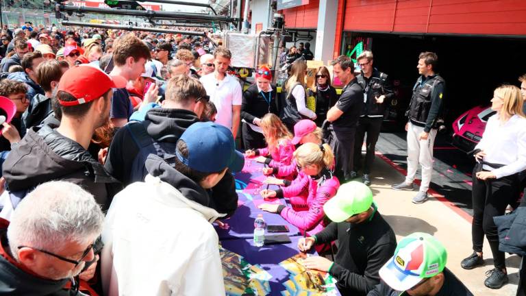 Imola, la Ferrari in pole scalda un pubblico di appassionati veri che hanno riempito pit lane e tribune GALLERY