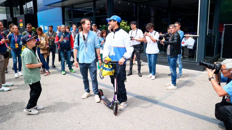 Imola, la Formula 1 è arrivata inaugurata la nuova Fanzone, paddock in piena attività e chiavi della città a Domenicali GALLERY Imola, la Formula 1 è arrivata inaugurata la nuova Fanzone, paddock in piena attività e chiavi della città a Domenicali GALLERY