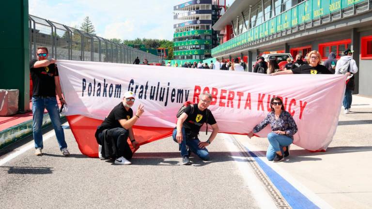 Imola, la Ferrari in pole scalda un pubblico di appassionati veri che hanno riempito pit lane e tribune GALLERY Imola, la Ferrari in pole scalda un pubblico di appassionati veri che hanno riempito pit lane e tribune GALLERY