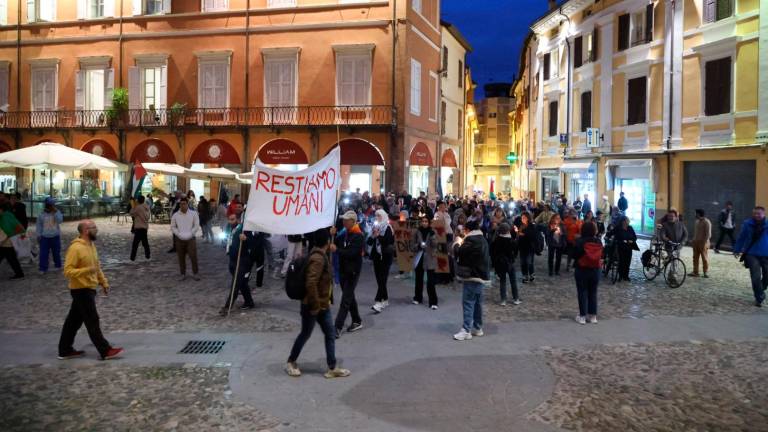 In più di 300 alla manifestazione per la pace tra Israele e Palestina in centro a Cesena In più di 300 alla manifestazione per la pace tra Israele e Palestina in centro a Cesena