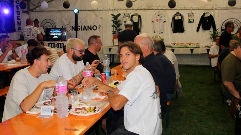 Longiano, in 200 alla festa del Cesena club creato dal prete tifoso: tra gli invitati anche Berti e Ciervo Longiano, in 200 alla festa del Cesena club creato dal prete tifoso: tra gli invitati anche Berti e Ciervo