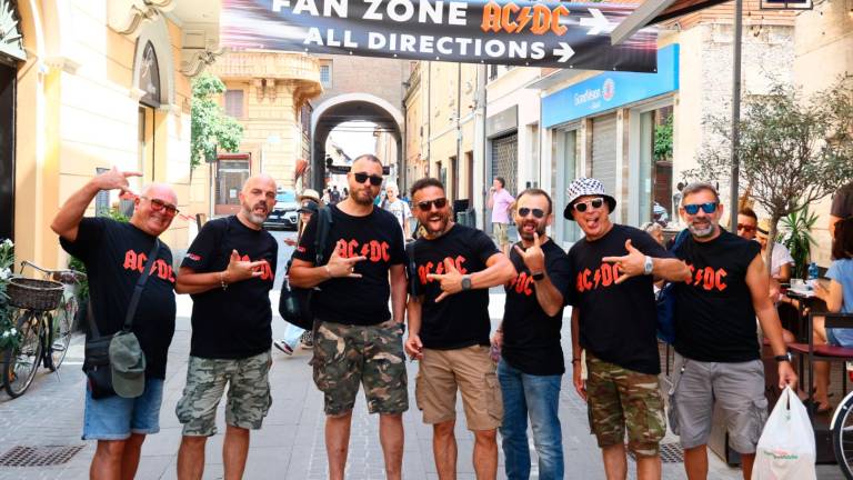 Imola, il flusso ordinato del pubblico transgenerazionale degli AC/Dc sceglie il treno FOTOGALLERY MMPH Imola, il flusso ordinato del pubblico transgenerazionale degli AC/Dc sceglie il treno FOTOGALLERY MMPH