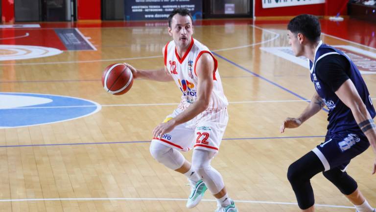 L’esterno dell’Andrea Costa, Giacomo Sanguinetti, autore di 10 punti (foto MMPH) L’esterno dell’Andrea Costa, Giacomo Sanguinetti, autore di 10 punti (foto MMPH)