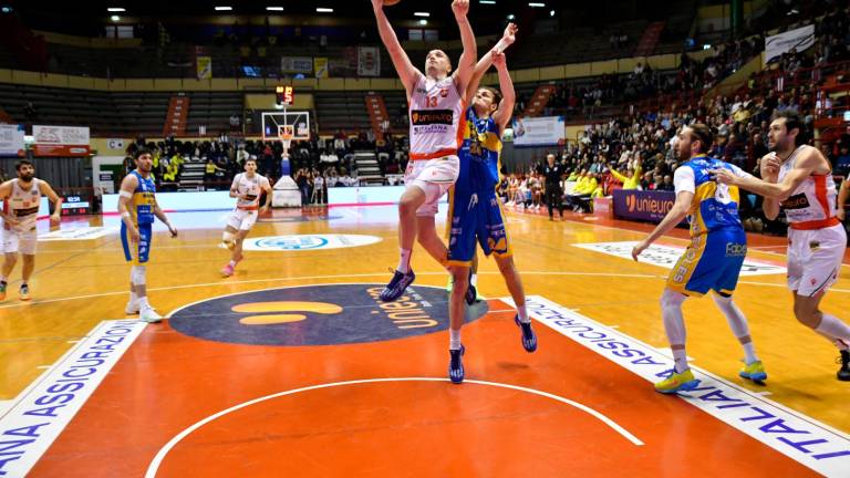 Toni Perkovic a canestro nella partita casalinga di regular season contro la Gesteco Cividale foto fabio blaco Toni Perkovic a canestro nella partita casalinga di regular season contro la Gesteco Cividale foto fabio blaco