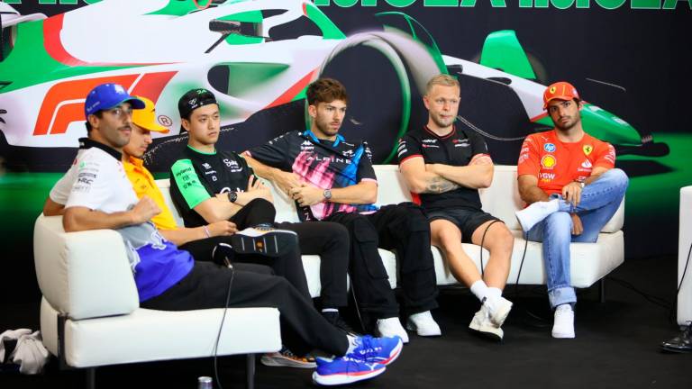 Imola, la Formula 1 è arrivata inaugurata la nuova Fanzone, paddock in piena attività e chiavi della città a Domenicali GALLERY Imola, la Formula 1 è arrivata inaugurata la nuova Fanzone, paddock in piena attività e chiavi della città a Domenicali GALLERY