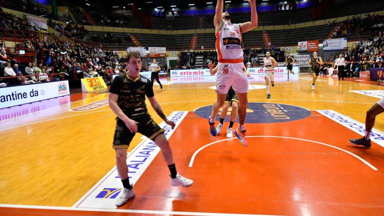L’Unieuro la spunta col brivido contro Cremona (83-82) - VIDEO GALLERY L’Unieuro la spunta col brivido contro Cremona (83-82) - VIDEO GALLERY