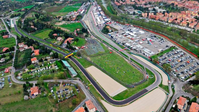 Imola, lavori al muro dell’autodromo: abbattuti 42 alberi. Il Comune assicura: “Ne pianteremo 84” Imola, lavori al muro dell’autodromo: abbattuti 42 alberi. Il Comune assicura: “Ne pianteremo 84”