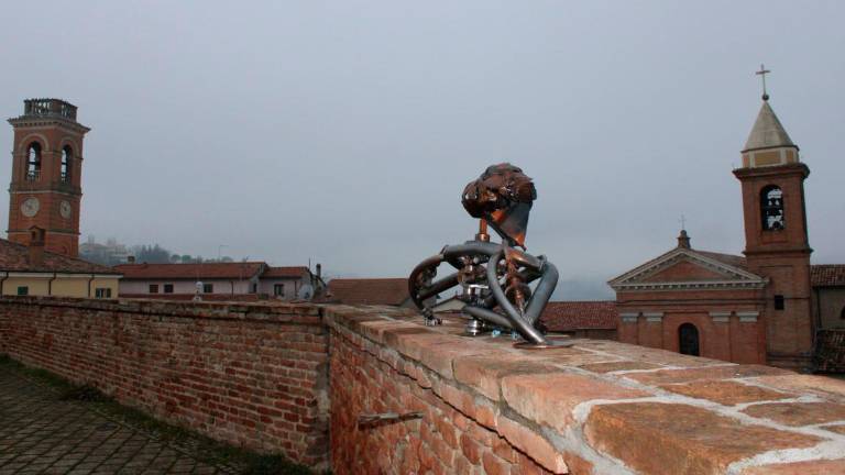 Un’opera Mutoid ora svetta sulle mura della rocca di Montiano Un’opera Mutoid ora svetta sulle mura della rocca di Montiano