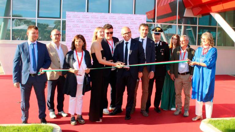 Il taglio del nastro del nuovo stabilimento Il taglio del nastro del nuovo stabilimento