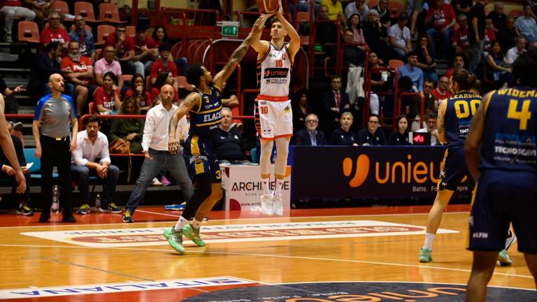 L’Unieuro debutta vincendo ai play-off: nel finale tutto il palazzo canta “Romagna mia” VIDEO GALLERY