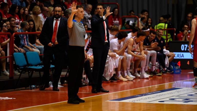 Il gesto con la mano di Antimo Martino (e dell’arbitro...) è chiaro: il tecnico vuole arrivare a garacinque foto blaco Il gesto con la mano di Antimo Martino (e dell’arbitro...) è chiaro: il tecnico vuole arrivare a garacinque foto blaco