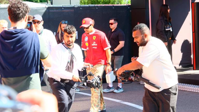 “Ciao come state?”: il delirio del popolo Ferrari per Hamilton e Leclerc a Imola - Gallery “Ciao come state?”: il delirio del popolo Ferrari per Hamilton e Leclerc a Imola - Gallery